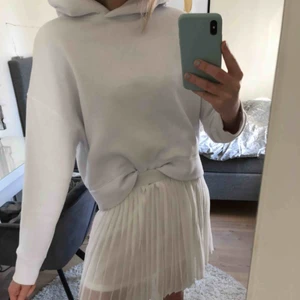  - Vit hoddie från Zara 🤘🏽🤘🏽 Jätte bekväm och går att matcha till nästan vad som helst! 😾💓 Använd ett fåtal gånger så den är i mycket bra skick. 👊🏼