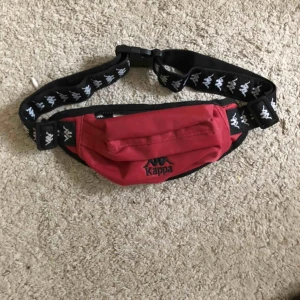  - Snygg sidoväska från kappa. Man kan lösa och spänna axelbandet. 