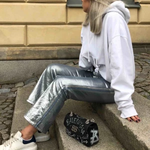  - Säljer denna super fina vita oversized Hoodien. Fint skick! Sitter som på bilderna om du är 36/38.  Nyp 499kr