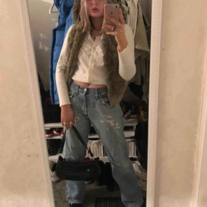  - Säljer dessa jeans, de passar på Mig som brukar ha m 💕 (har sytt in dem oxå, men de kan man sprätta upp om man vill