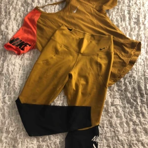  - Senapsgult träningsset från Nike💪 tröjan är i storlek M och tightsen storlek S och är höga i midjan🤩 knappt använt och i bra skick😍 skriv för mer information, frakt tillkommer! 