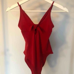  - Röd body med rosett 🎀 Använd en gång!