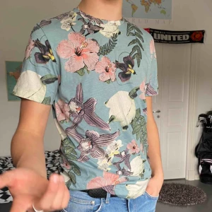  - T-shirt från jack & jones. Knappt använd och i väldigt bra skick. Kommer tyvärr inte till användning men är perfekt till sommaren. 