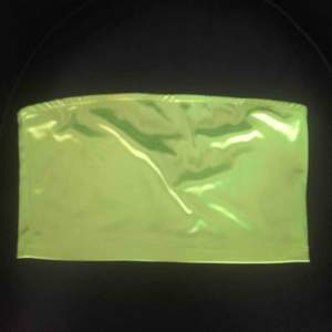 Neongrön tubtopp från H&M i typ träningsmaterial. Säljer för att den är för stor för mig. Aldrig använd. Kan mötas upp i Stockholm eller skicka på posten(köparen står för frakten)💕