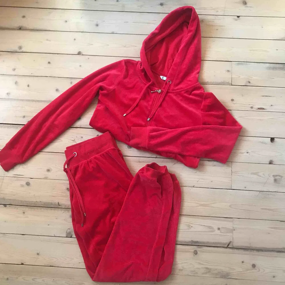 Röd mjukisdress från Cubus, knappt använd. Överdelen är storlek M och Nederdelen är storlek S. 75kr st eller 100 för båda. Köparen står för eventuell frakt. 🌸. Hoodies.