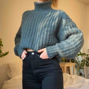  - Supermysig stickad polotröja från H&M i fin grön färg❣️Köparen står för frakt