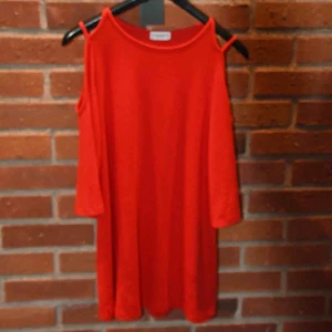  - Svinsnygg röd färg och klänning och modell!!! Lite pösig, och Barcelona vibe. Köpt på pull& bear i Spanien.   • möts upp i Stockholm, frakt enligt överenskommelse 