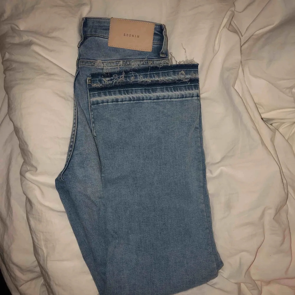 Kick flare jeans, croppade. Knappt använda pga för små, sitter som en 34 ungefär 👖. Jeans & Byxor.