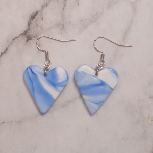 Blue ocean heart  - Underbara örhängen i blått och vitt, nickelfria. 11:- i frakt, fri frakt vid köp över 100:-. 