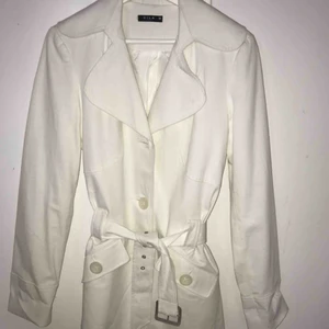Vit blazer - Säljer min älskade kappa som bara kommit till användning en gång tyvärr. Den är vit och inga fläckar! Passar strl S-L beroende på hur man vill ha den. Jag är en S i vanliga fall. Frakt tillkommer på 80kr!