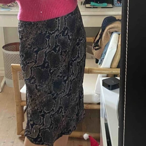  - Midi kjol från zara med ormskinns mönster.