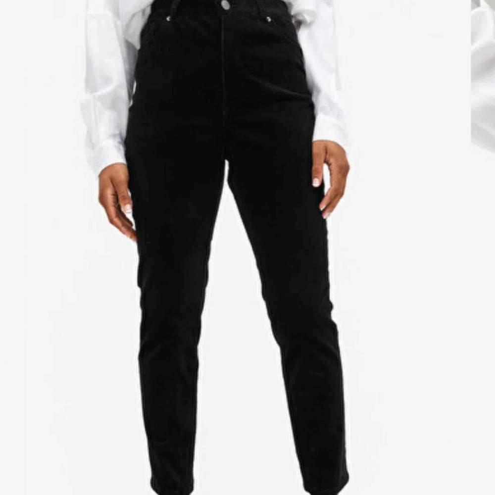 Svarta manchester-byxor från Monki, superfina men för korta för mig som är 175.. Jeans & Byxor.