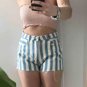  - Randiga shorts från Monki köpta förra sommaren💖10/10 skick, aldrig använda utan bara testade hemma 💖Storlek 38, passar perfekt enligt storleken💖Skriv för fler bilder eller info 