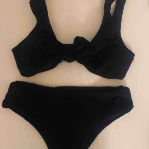  - Säljer denna sprillans nya bikinin pga lite för stor, jätte fin topp med knyte och highwaist underdel. köparen står för frakt. 