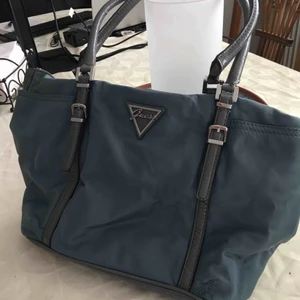 Guess handväska - Jätte fin begagnad äkta Guess handväska som rymmer mycket, lite slitage,  har inte kvitto kvar.