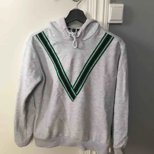 - As skön och snygg hoodie, har så många så säljer den trots att den är en av mina favoriter :( köpare står för frakt