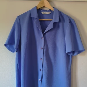 Blå blus - Superfin secondhandad blus, luftig och stor i en härlig färg