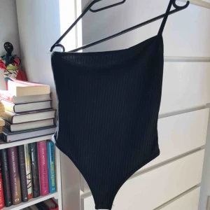  - Jätte snygg body som jag aldrig använt då den är lite liten för mig! Passar perfekt nu till sommar och vår! Köpare står för frakt!😁