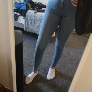 Ljusblå Gina tricot jeans - Jag är 170.5cm lång. Mellanhöga/höga jeans. Modell: Molly. Strl XS. Smsa till 0703373834