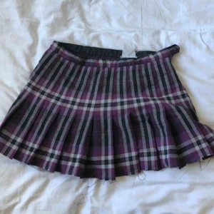  - Söt liten trashy punkig minikjol. Avklippt så väldigt kort och lite trådig! Osäker på märke och storlek, men den mäter ca 34 cm i längden o ca 35 i midjan! 💟🖤