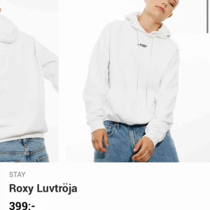  - 🤍🤍 Vit stay hoodie från Carlings. Den har dessvärre fått en liten fläck på ryggen och även på luvan (se bild 2 och 3). I övrigt är den i väldigt fint skick :)  NYPRIS: 399kr Köparen står för frakten <3