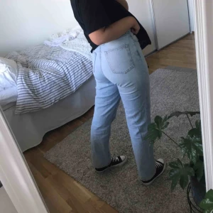  - Jättefina ljusblåa jeans från Monki i storlek 28. Dem är i bra skick och kostar i nypris 400! Säljer på grund av att jag har för många jeans ;)