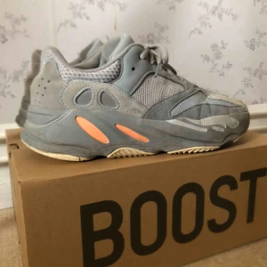  - Yeezy Boost 700 Inertia Cond 6/10 Size 44 Bud 1000 Bin 1800 Fråga för mer bilder osv! 