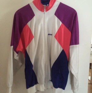  - Supersnygg vintage adidaströja med dragkedja, wct modell. I bra skick, dock är den lite nopprig på ryggen och har nån fläck på framsidan. Så snygg med schyssta retrovibes!✌🏼️
