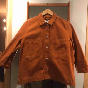  - Tunn jacka från weekday i väldigt bra skick. Endast använd ett fåtal gånger. Storlek M.