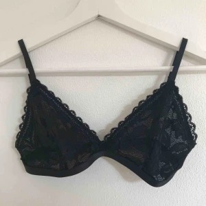  - Supergullig bralette, ungefär storlek 70/75, A/B. I princip aldrig använd så bra kvalité. Eventuell frakt tillkommer💗⚡️ skriv om ni söker något liknande, har fler ☺️