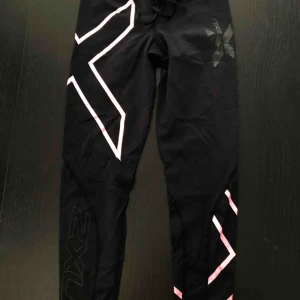  - Träningstajts från 2xu. Rosa x (färgen stämmer bäst överens med nedre x) Sitter jättebra och i mycket bra skick💗