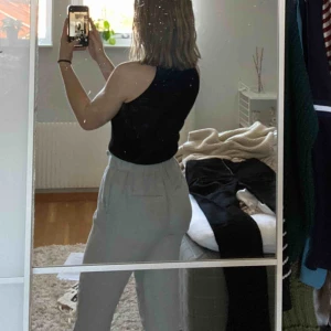  - Översnygga linnebyxor från mango. De sitter lagom löst över benen men tajt över rumpan. Dock syns inte passformen så bra på bilderna då de inte sitter som de ska på mig för de är för små. Fint skick, knappt använda. 