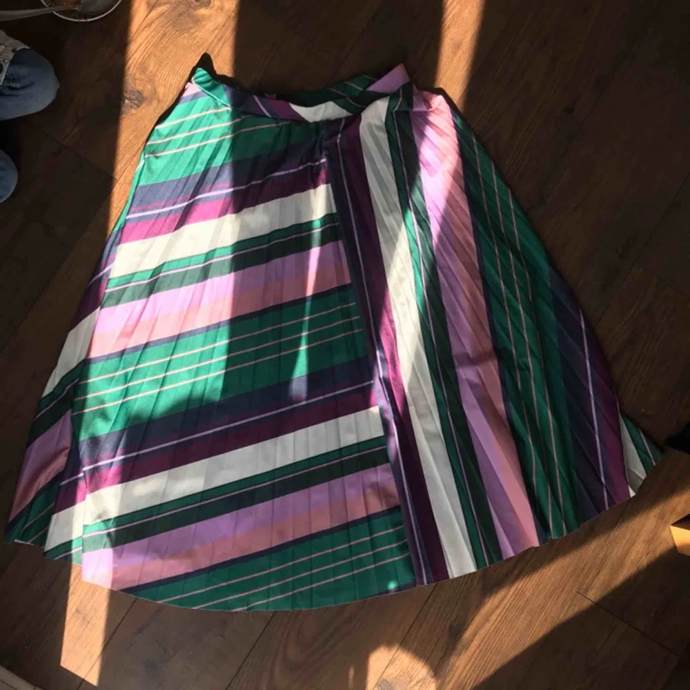 Fin plisserad kjol från Kappahl, ej använd . Kjolar.