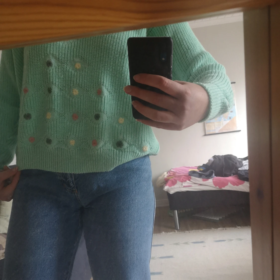 Stickad tröja med blomdetaljer - 90