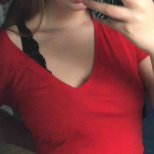  - Supersöt röd tshirt från na-kd! ❤️🥰 Frakt tillkommer 🍬