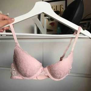 Rosa spets bh - Helt nya bh från primark strl 75 A/B. Fina med ljusrosa spets. Eventuell frakt står köpare för 💗⚡️