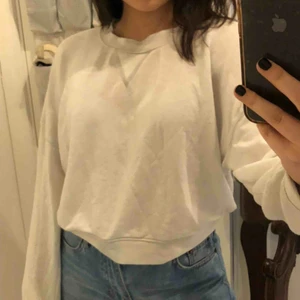  - Vit sweatshirt från Topshop!  Materialet är tunt och lite genomskinligt.