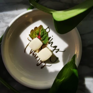 Vita Örhängen 🌼 - Snygga vita örhängen med snygg guldkant 🌼 Tillkommer extra fraktkostnad på 11 KR om de ska fraktas 📩