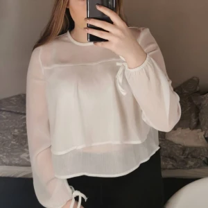 Vit blus från gina - Vit blus från gina i storlek 34. 100 kr inklusive frakt 