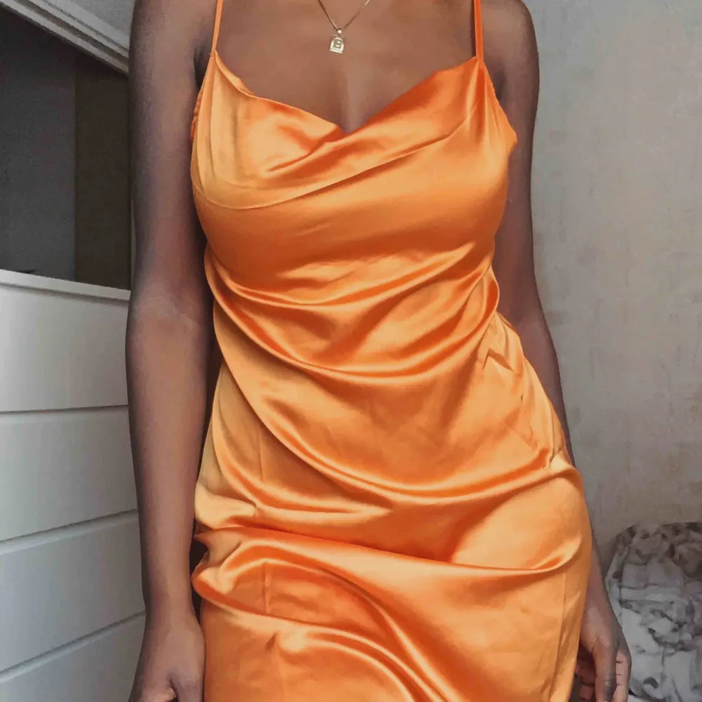 Superfin elegant orange klänning!🍊🍊 (60kr frakt). Klänningar.