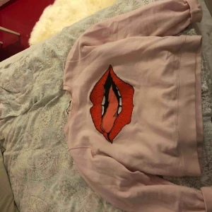  - Collegetröja från BikBok, passar storlek S-M. Nypris 399kr  Köparen står för frakten!