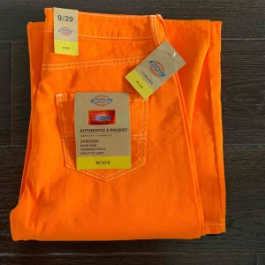  - Helt oanvända dickies byxor i en sjukt fin orange färg! Beställde hem fel storlek så därför säljer jag dem. Storleken är ca 72-74cm i midjan (29) och i längd en 32 eller 34. Byxorna är högmidjade och vida! As Nice modell! ((Frakt tillkommer)) krm