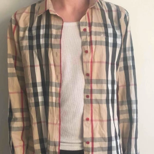 Vintage burberry skjorta  - Vintage äkta burberry skjorta   Storlek XXL men är som en S/M   Stryks innan frakt    