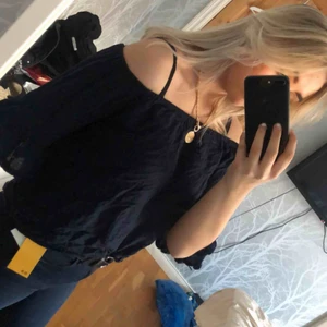 - Supersöt offshoulder blus!