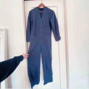  - Mörkblå byxdress med 3/4 ärm och ben. Två fickor fram och en bak. Står XXS men passar upp till S🥰 180kr inkl frakt🥳  