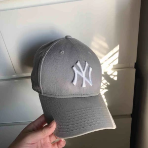 Grå keps, nyskick - NY keps i nyskick, knappt använd, inga märken eller tecken på användning. Köpare står för eventuell frakt 💗⚡️