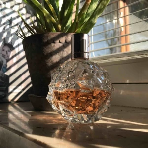  - Ariana Grande parfym ”Ari” i 100 ml. Skulle säga att det finns 50 ml kvar. Nypris ca 600 kr. Använder inte för har andra. Eventuell frakt tillkommer 💗⚡️