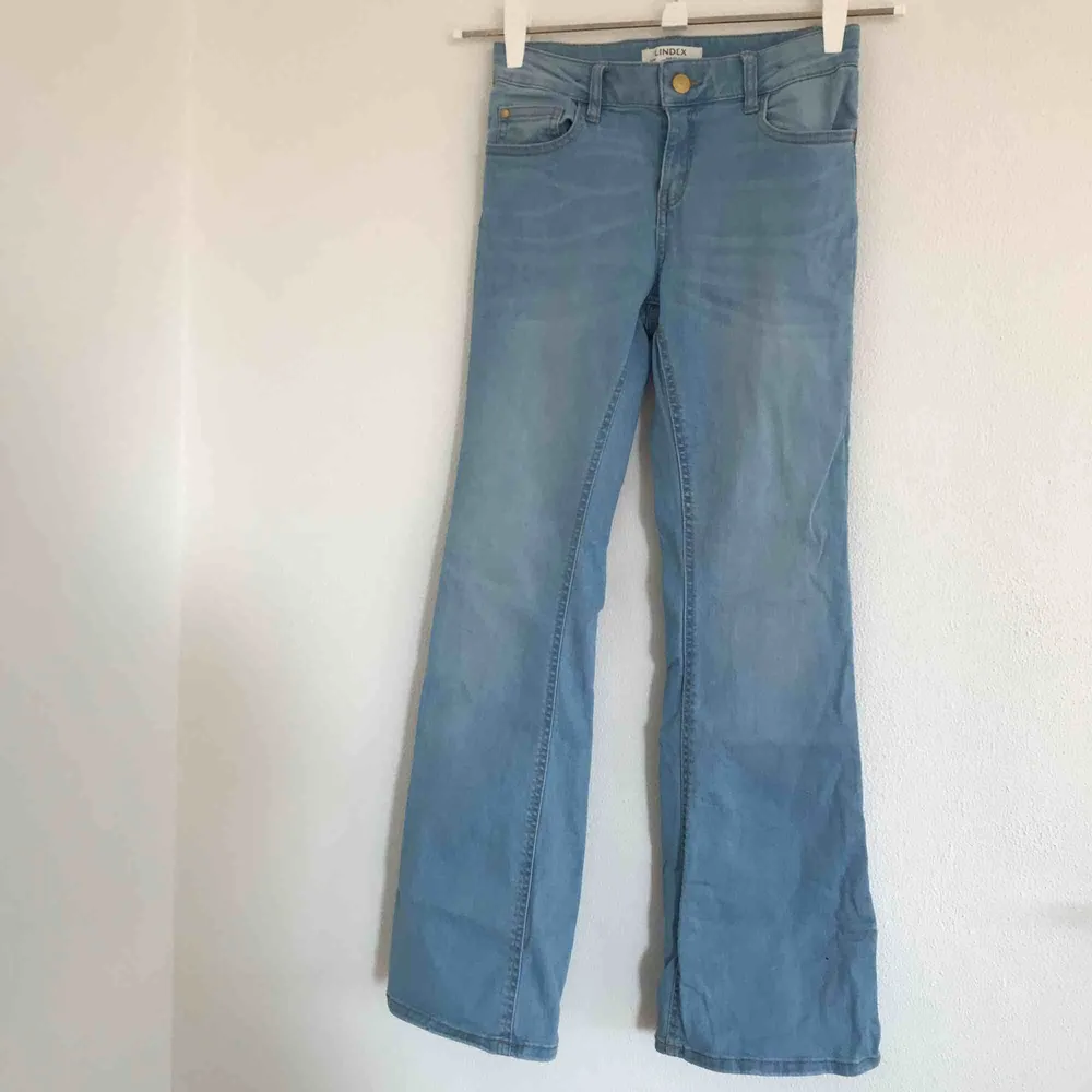 Snygga ljusblåa bootcut jeans från Lindex i strl 152. Använda ca 2 gånger så i nyskick! Inte min stil, köpare står för frakt💗⚡️. Jeans & Byxor.