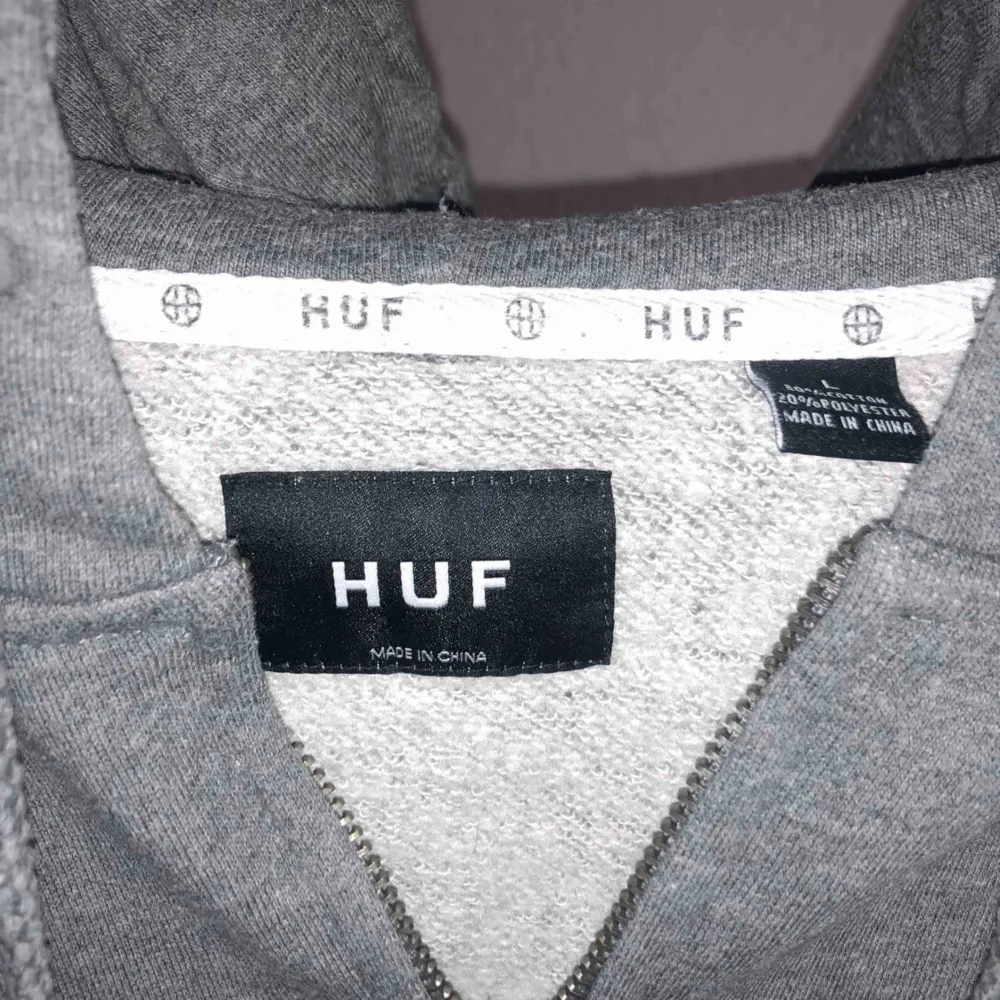 HUF sweater med tryck på rygg. Shipping ingår- shippar till Sverige från Danmark. Hoodies.