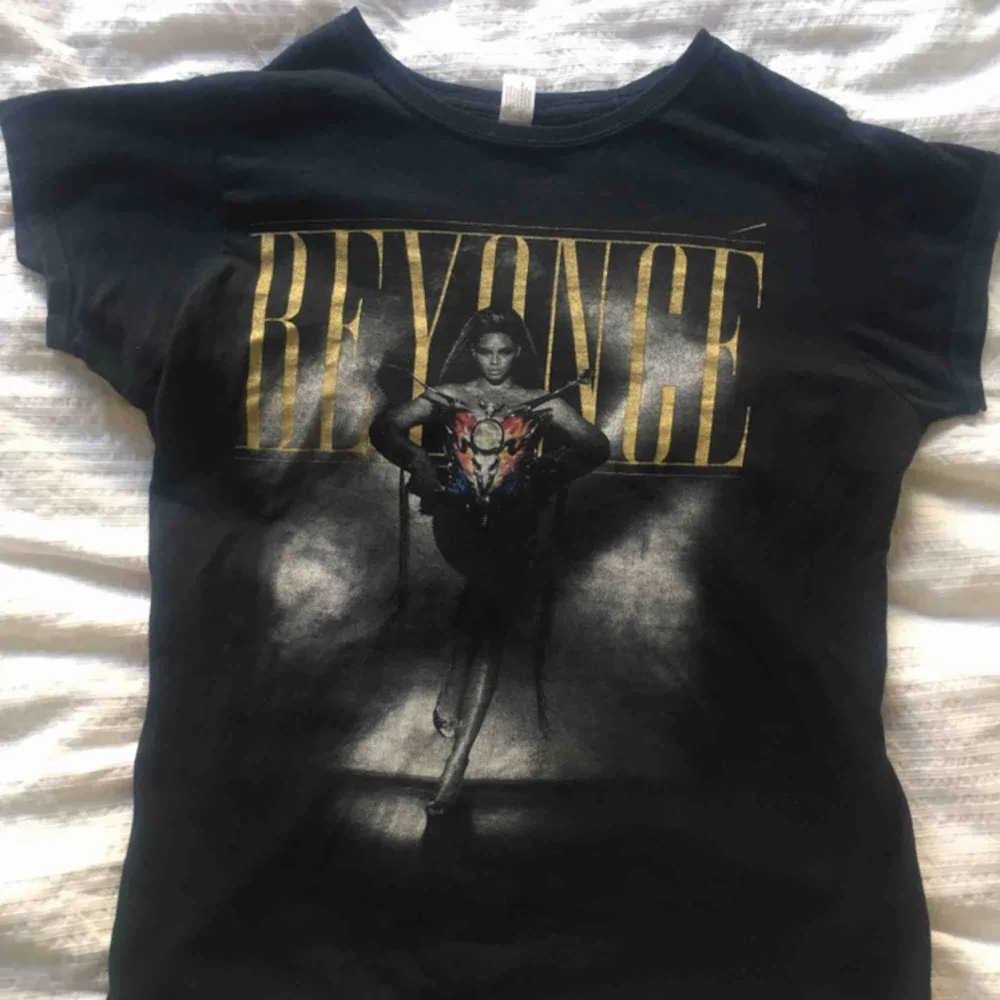 Säljer denna fina Beyoncé tröjan då den inte kommer till användning.Det står att den är i M men jag som har XS/ S sitter den perfekt på. Som sista bilden visar har den ett litet hål men det är inget man ser då den är helt svart. . T-shirts.
